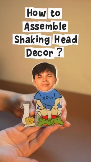 Received your Shaking Head Decor but not sure how to assemble it? 🤔

Don't worry—it takes less than a minute! ✨

Follow this quick guide and get your personalised Shaking Head Decor ready to display. ☀️💕

A fun and unique gift that's sure to bring smiles wherever it's placed.

#singapore #giftideas #shakinghead #sgtiktok #gift

谁懂啊！收到成品的时候真的被可爱到😍

很多宝宝收到【大头摇摇乐摆件】后都会问： 「这个要怎么安装呀？🤔」

其实超简单！ ⏱️ 不到1分钟就能轻松完成组装～

跟着视频步骤安装，就能让专属于你的大头摇摇乐摆件摇起来啦✨

看着自己的照片变成会摇头的小摆件，真的太疗愈了🥹❤️

无论是送朋友、另一半、家人，还是放在办公桌、书桌当专属小摆设，都超有纪念意义✨

赶快来定制属于你的大头摇摇乐摆件吧～

🎁 生日礼物 🎁 情侣礼物 🎁 毕业礼物 🎁 纪念日礼物