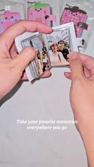 32 memories in one tiny keychain 📸✨

Photo Album Keychain | Can fit up to 32 photos | Customized on every page | DM for orders 💌

Take your favorite memories everywhere you go. Perfect for your keys, bag, or backpack, and a thoughtful gift for someone special ❤️

32张照片回忆，装进一个小小的钥匙扣里 📸✨

迷你相册钥匙扣｜可放入多达32张照片｜每一页都可定制｜欢迎私讯下单 💌

把最珍贵的回忆随身携带。挂在钥匙、包包或背包上都非常适合，也是送给亲友的暖心礼物 ❤️

#PhotoAlbumKeychain #PersonalizedGift #MiniAlbum 
#Keychain #FYP